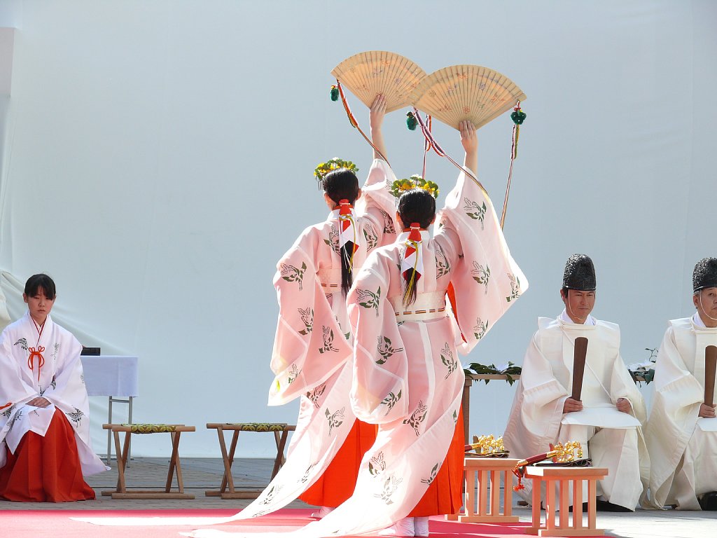 En la tradición shinto, las sacerdotizas miko representan la imágen de pureza, heredada por tradición al género artístico "idol" japonés. 