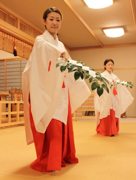 Las sacerdotizas miko "limpian" el espíritu. Metafóricamente, las idols japonesas cumplen en la sociedad el mismo papel de las sacerdotizas.