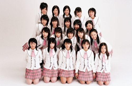 AKB48 debuta y retoma el concepto de idol tradicional. (2005)